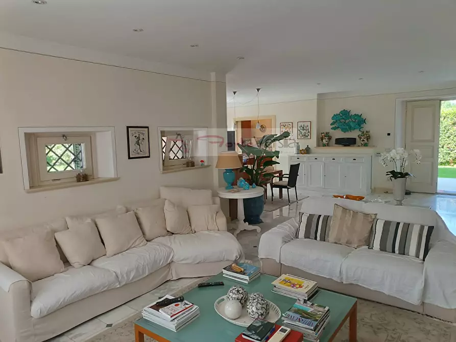 Immagine 1 di Villa in vendita  a Forte Dei Marmi