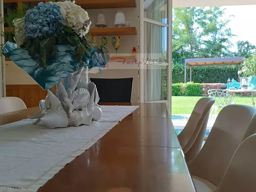 Immagine 21 di Villa in vendita  a Forte Dei Marmi