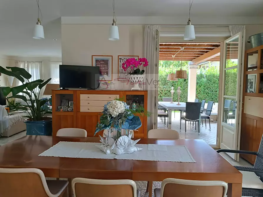Immagine 2 di Villa in vendita  a Forte Dei Marmi