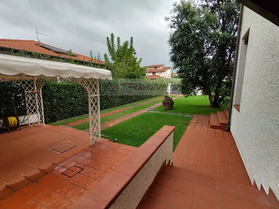 Immagine 9 di Villa in vendita  a Pietrasanta