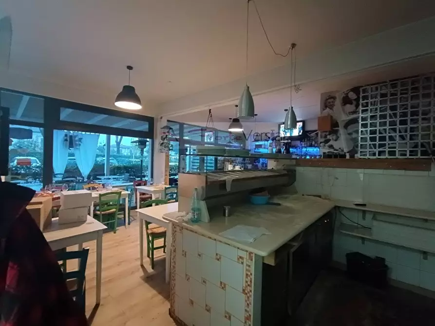 Immagine 11 di Attività commerciale in vendita  a Forte Dei Marmi