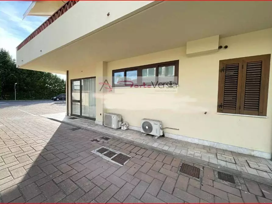 Immagine 1 di Locale commerciale in vendita  a Seravezza