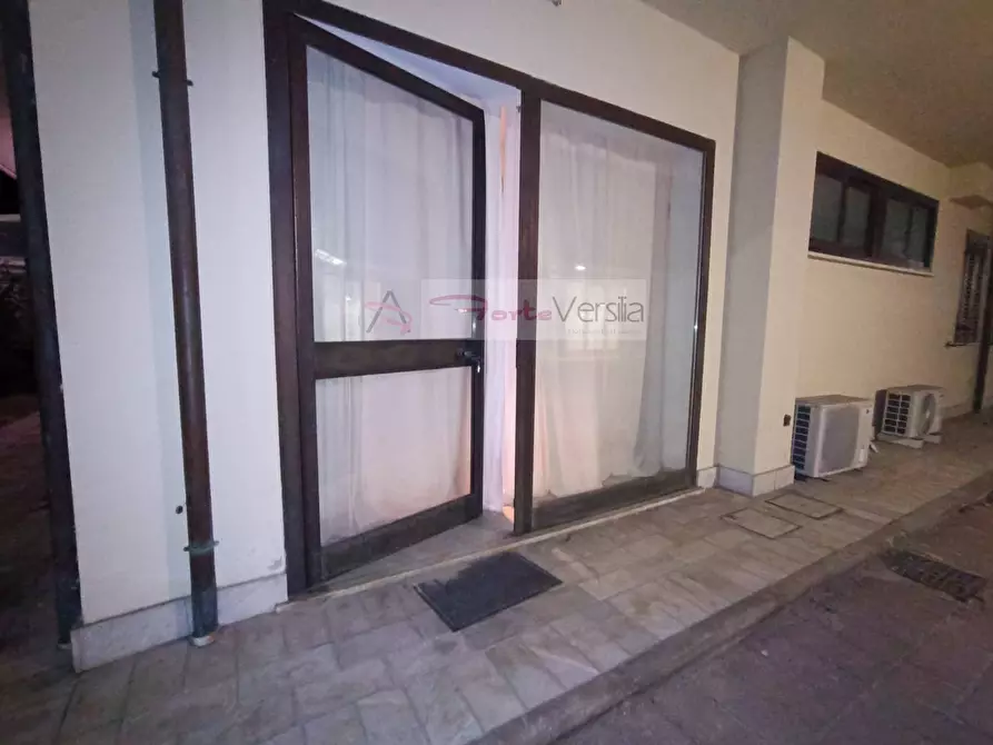 Immagine 2 di Locale commerciale in vendita  a Seravezza