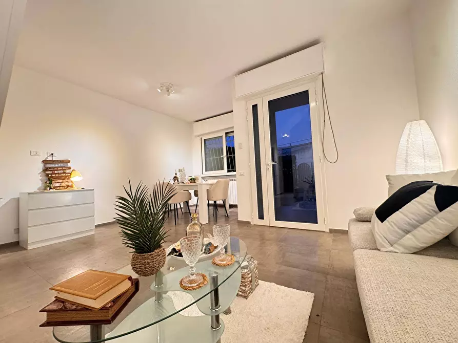 Immagine 7 di Villetta a schiera in vendita  a Montignoso