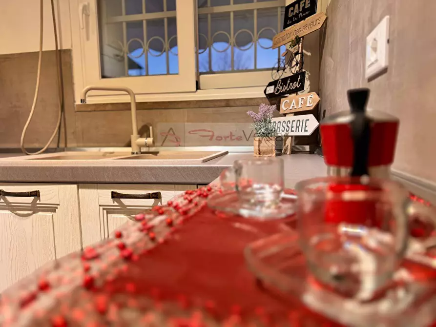 Immagine 13 di Villetta a schiera in vendita  a Montignoso