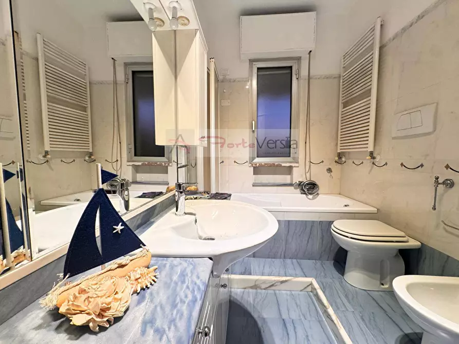 Immagine 31 di Villetta a schiera in vendita  a Montignoso