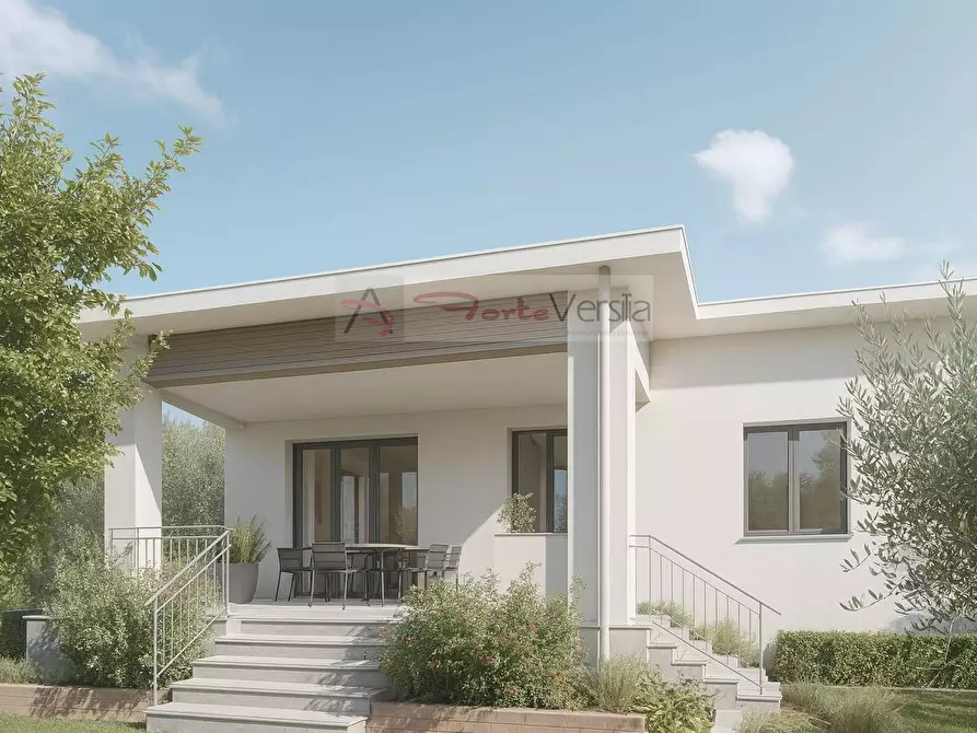 Immagine 1 di Villa in vendita  a Pietrasanta