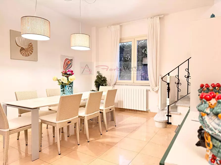 Immagine 1 di Villa in vendita  a Forte Dei Marmi