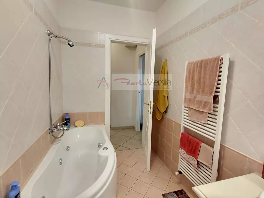 Immagine 19 di Villa in vendita  a Pietrasanta