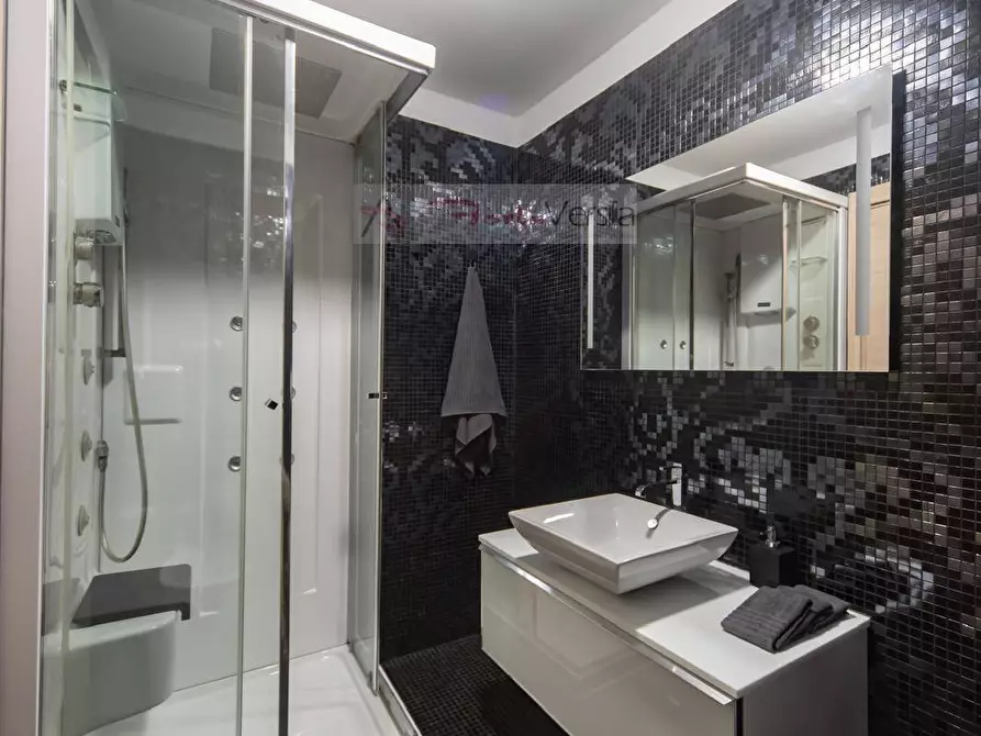 Immagine 42 di Appartamento in vendita  a Viareggio