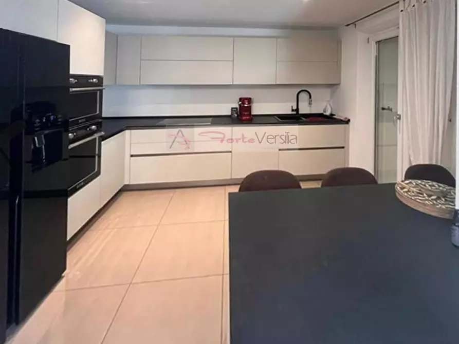 Immagine 6 di Villa in vendita  a Montignoso