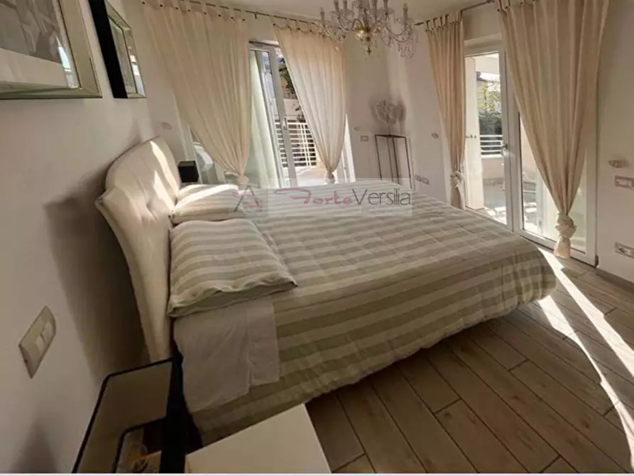 Immagine 10 di Villa in vendita  a Montignoso