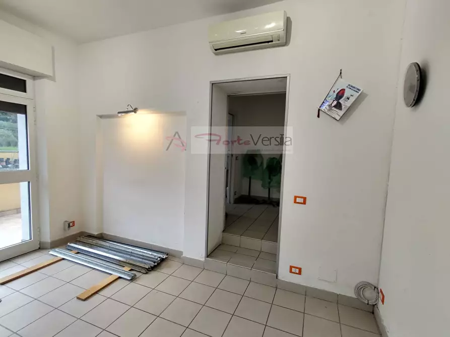 Immagine 2 di Ufficio in vendita  a Camaiore