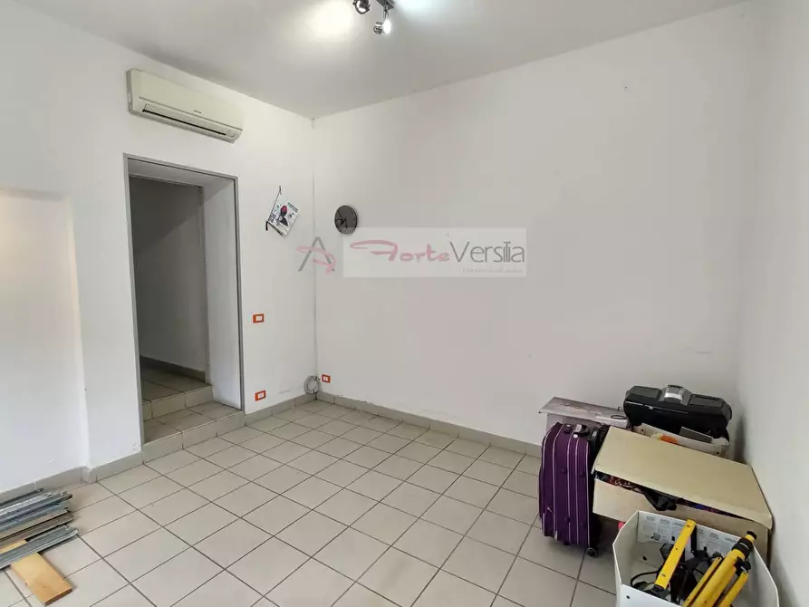 Immagine 3 di Ufficio in vendita  a Camaiore