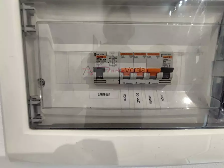 Immagine 11 di Ufficio in vendita  a Camaiore