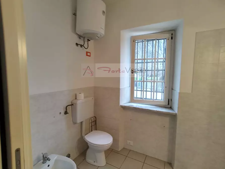 Immagine 9 di Ufficio in vendita  a Camaiore