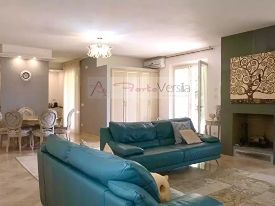Immagine 2 di Villa in vendita  a Forte Dei Marmi