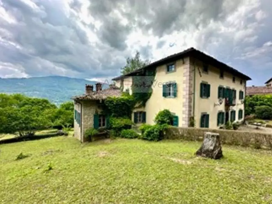Immagine 1 di Villa in vendita  a Castiglione Di Garfagnana