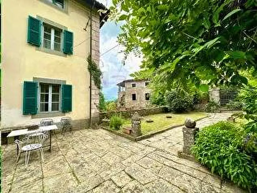 Immagine 3 di Villa in vendita  a Castiglione Di Garfagnana