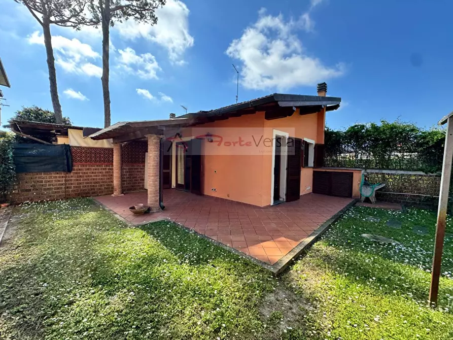 Immagine 48 di Villa in vendita  a Pietrasanta