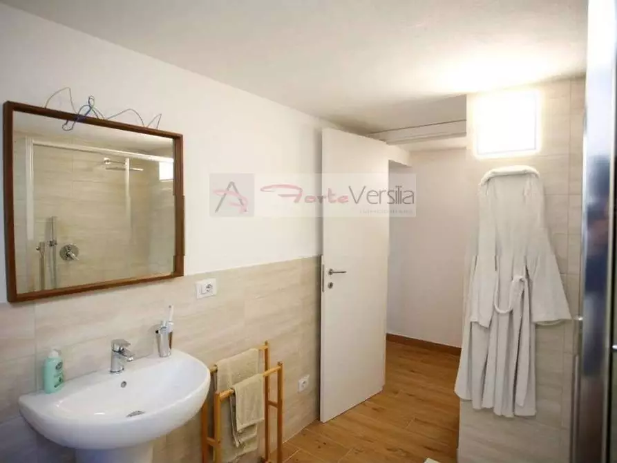 Immagine 7 di Villa in vendita  a Massa