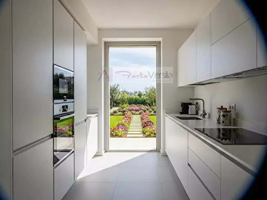 Immagine 2 di Villa in vendita  a Montignoso