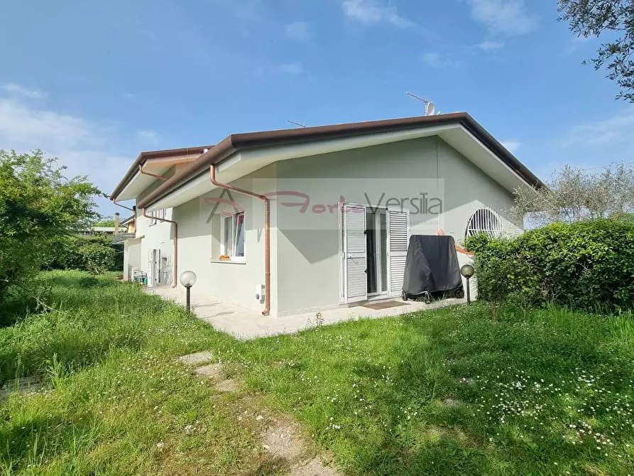 Immagine 2 di Villa in vendita  a Massa