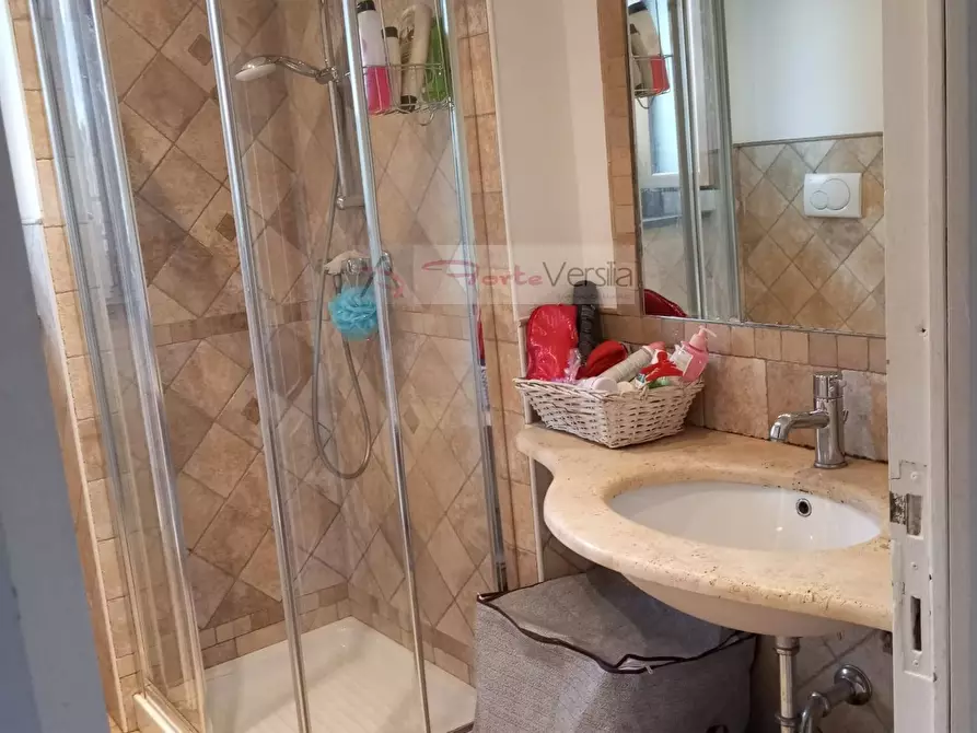 Immagine 10 di Villa in vendita  a Massa