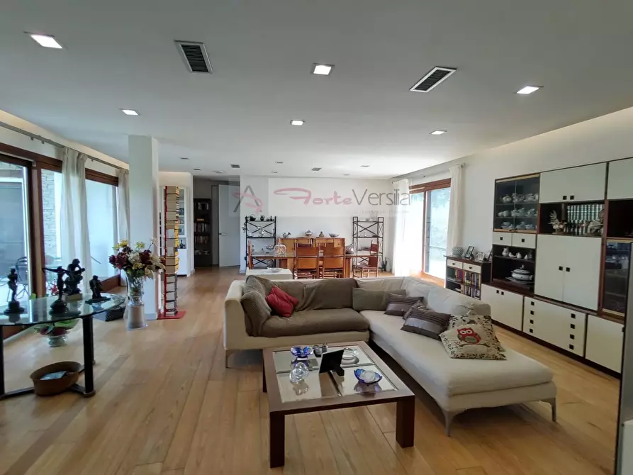 Immagine 1 di Villa in vendita  a San Romano In Garfagnana