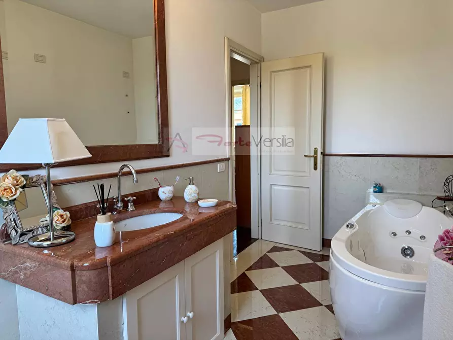 Immagine 26 di Casa indipendente in vendita  a Seravezza