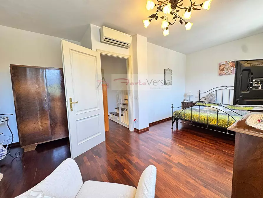 Immagine 16 di Casa indipendente in vendita  a Seravezza