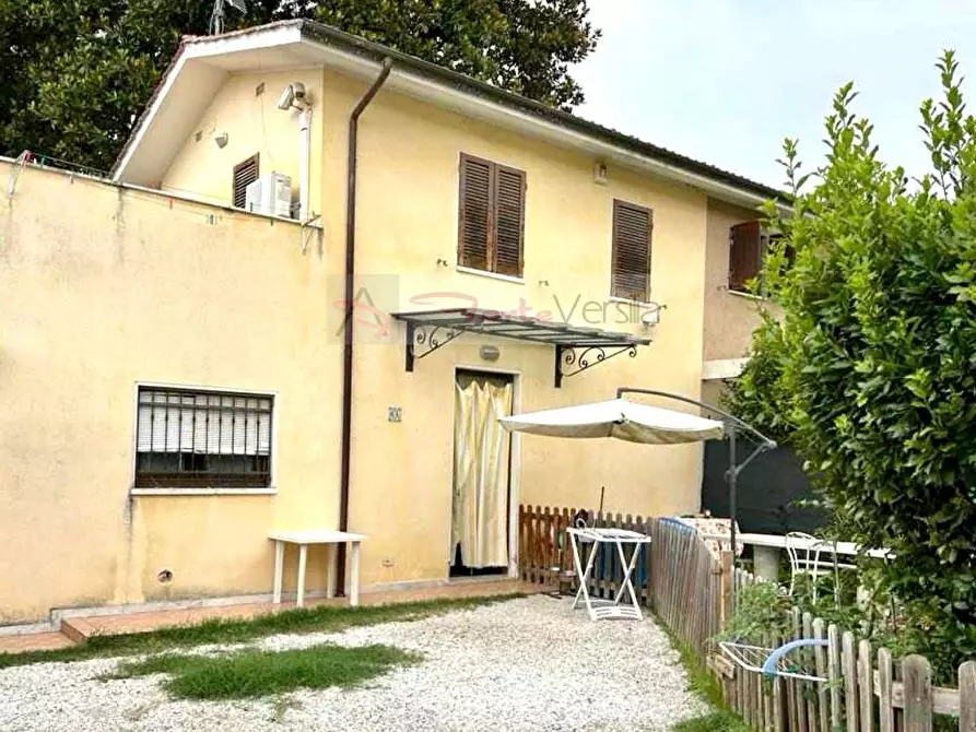 Immagine 1 di Villa in vendita  a Pietrasanta