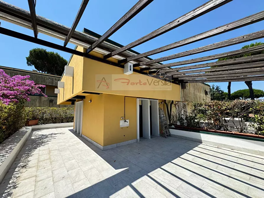 Immagine 37 di Villetta a schiera in vendita  a Montignoso