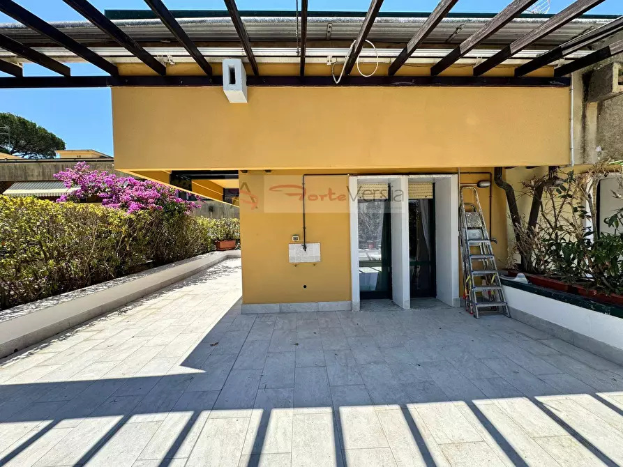 Immagine 38 di Villetta a schiera in vendita  a Montignoso