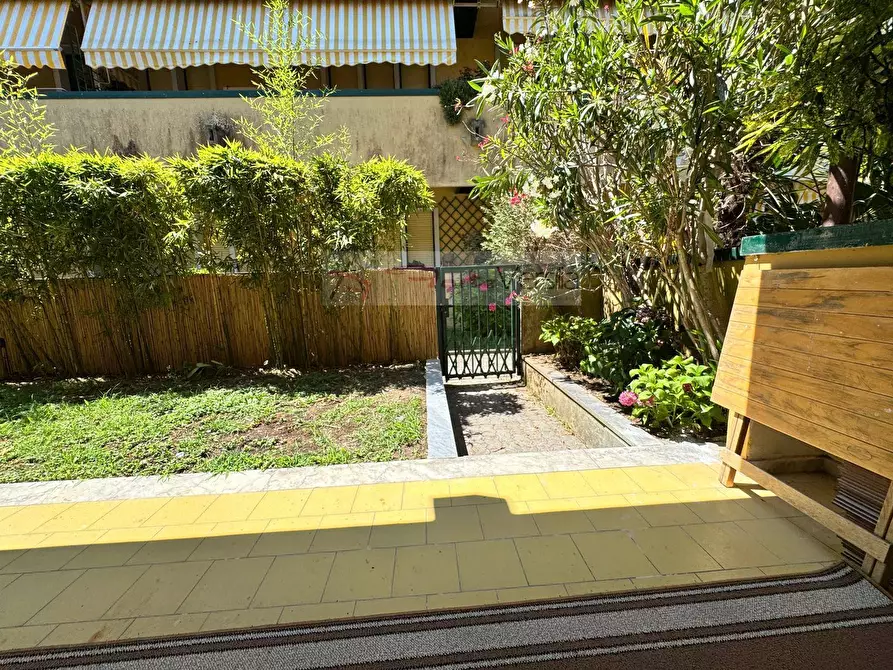 Immagine 46 di Villetta a schiera in vendita  a Montignoso