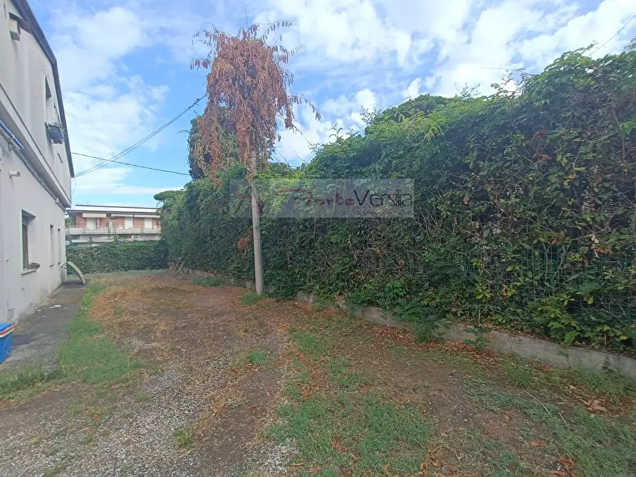 Immagine 18 di Villa in vendita  a Massa