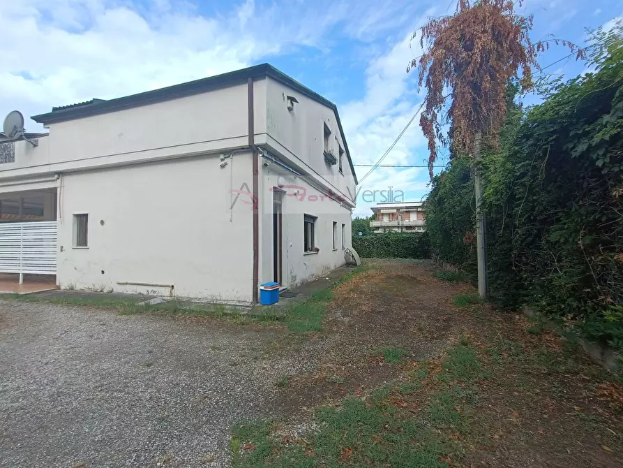 Immagine 20 di Villa in vendita  a Massa