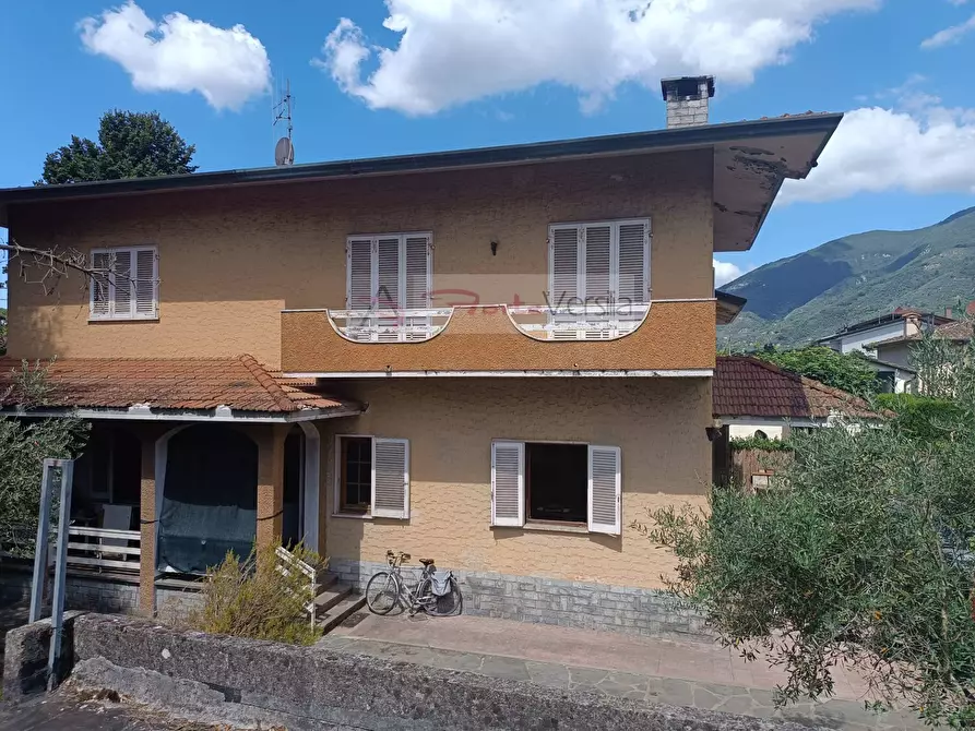 Immagine 2 di Villa in vendita  a Camaiore