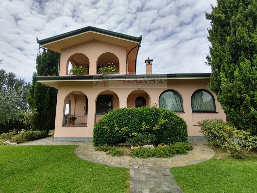 Immagine 2 di Villa in vendita  a Montignoso