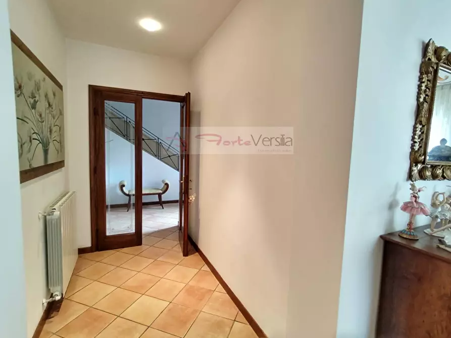 Immagine 11 di Villa in vendita  a Montignoso