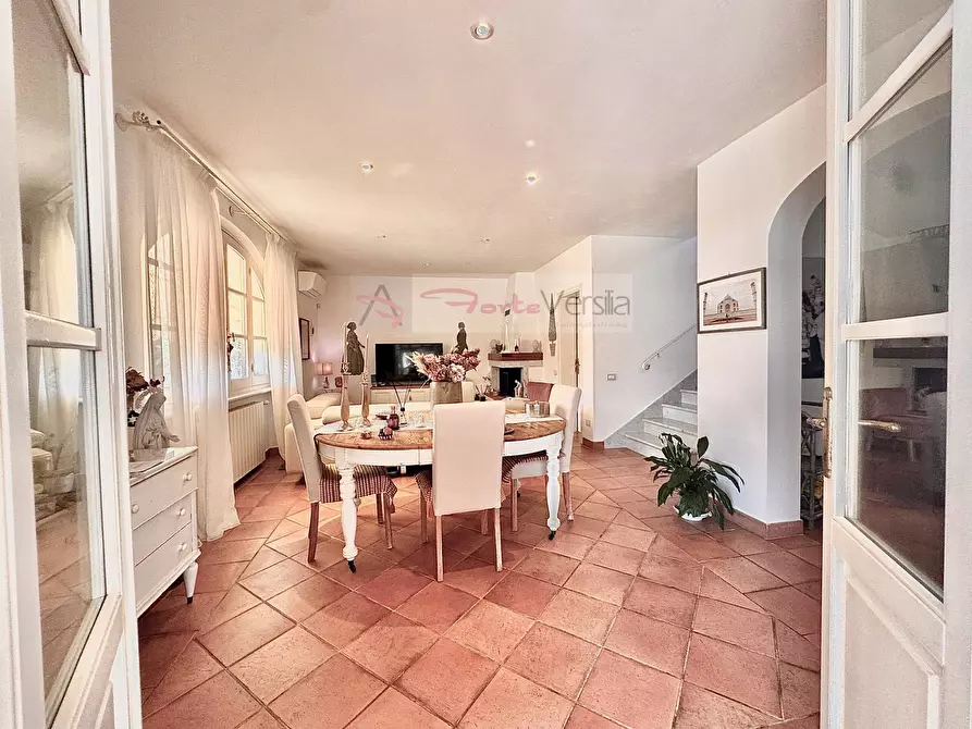 Immagine 11 di Villa in vendita  a Seravezza