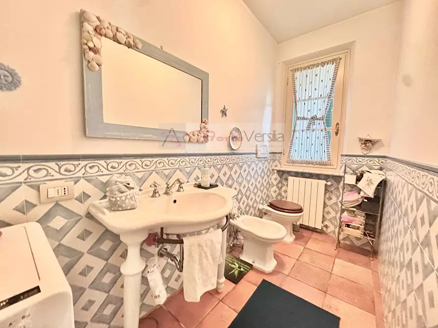 Immagine 21 di Villa in vendita  a Seravezza