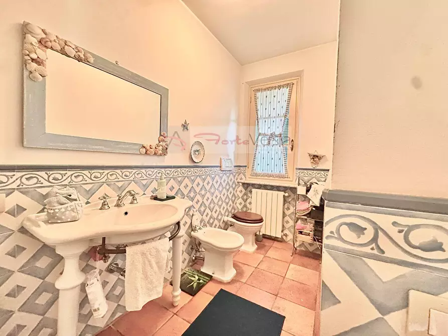 Immagine 22 di Villa in vendita  a Seravezza