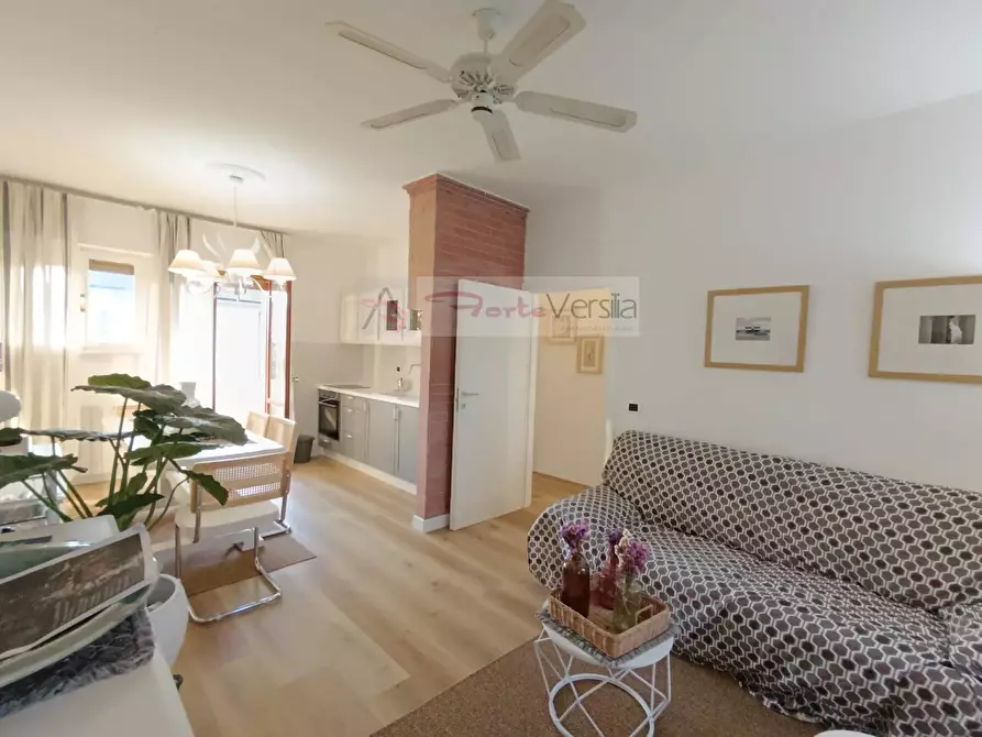 Immagine 1 di Appartamento in vendita  a Montignoso