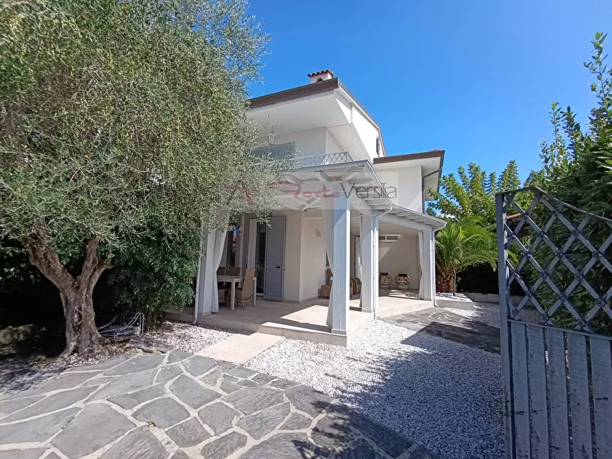 Immagine 1 di Casa indipendente in vendita  a Forte Dei Marmi