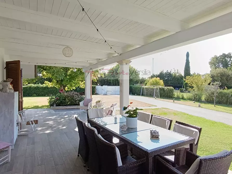 Immagine 1 di Villa in vendita  a Pietrasanta