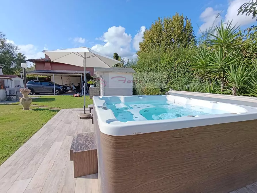 Immagine 37 di Villa in vendita  a Pietrasanta