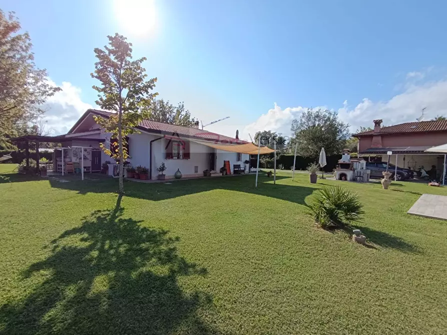 Immagine 3 di Villa in vendita  a Pietrasanta