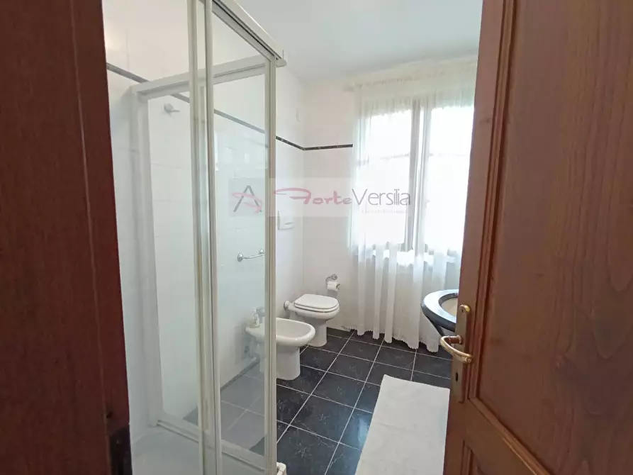 Immagine 50 di Villa in vendita  a Montignoso