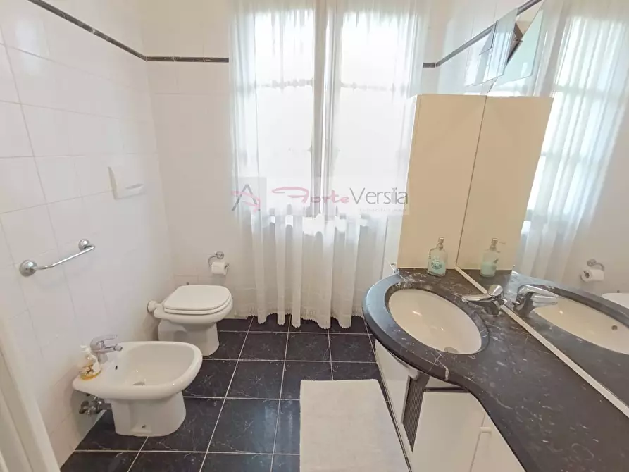 Immagine 51 di Villa in vendita  a Montignoso